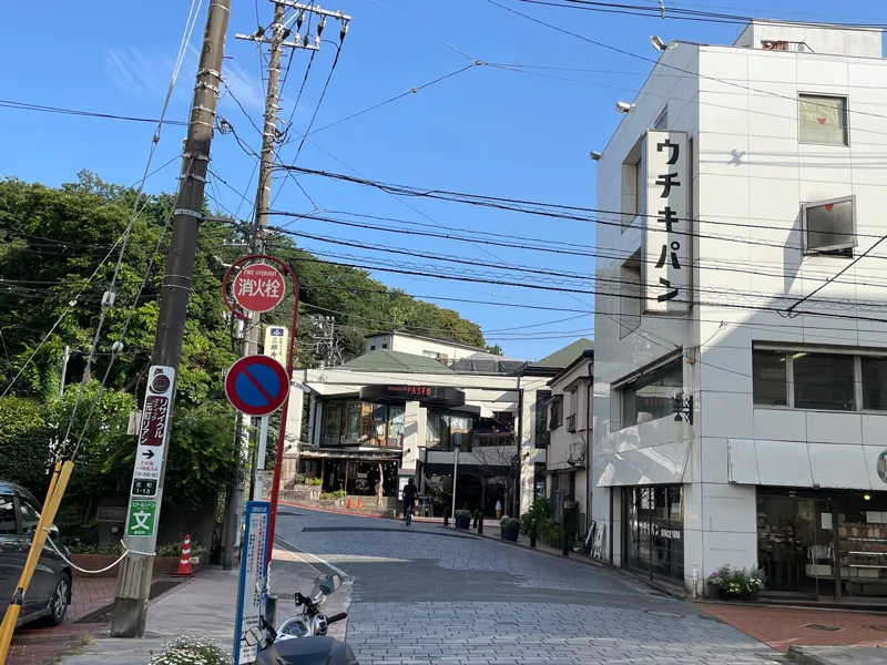 横浜元町　ウチキパン越しの元町パセオ