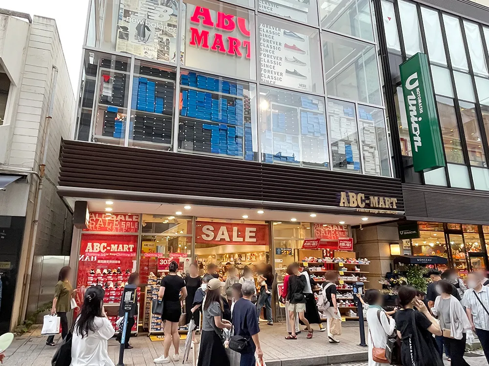 横浜元町チャーミングセール2025年秋の開催初日の様子
