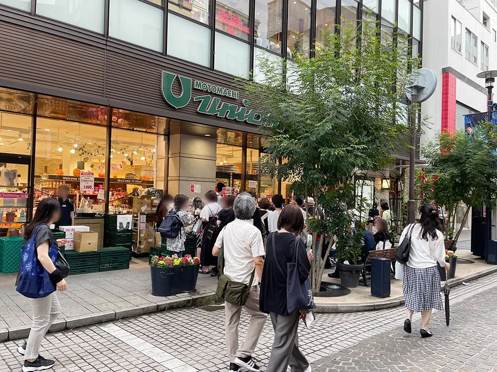 横浜元町チャーミングセール2025年秋の開催初日の様子