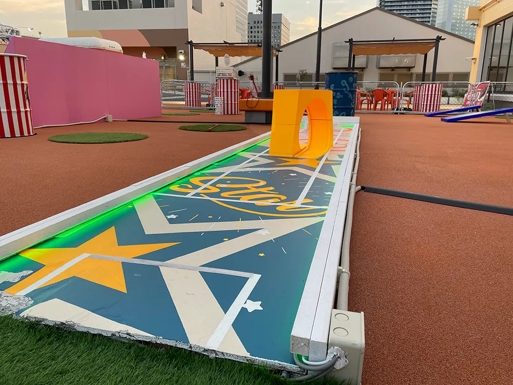 ワールドポーターズのルーフトップワールドにあるクレイジーゴルフの写真