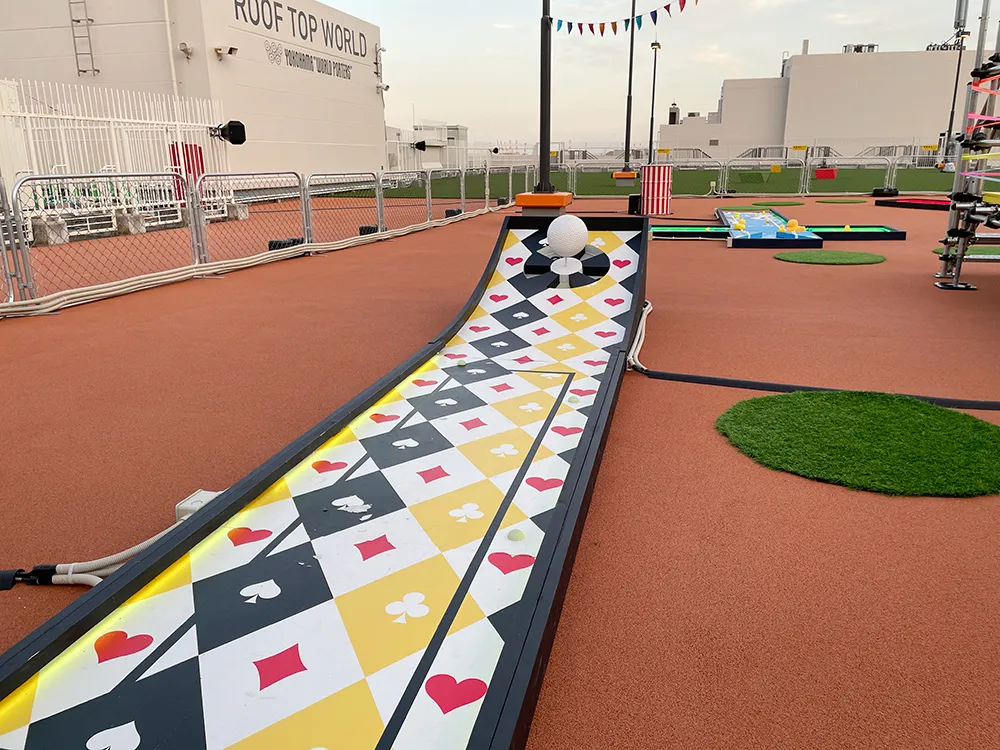 ワールドポーターズのルーフトップワールドにあるクレイジーゴルフの写真