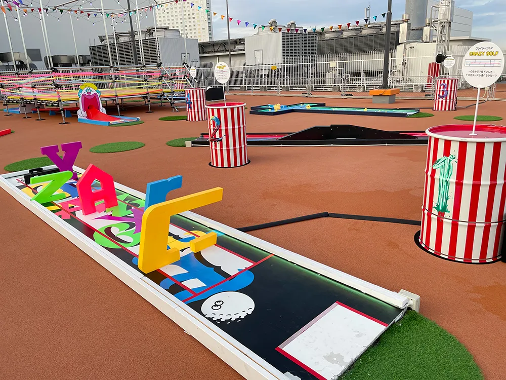 ワールドポーターズのルーフトップワールドにあるクレイジーゴルフの写真